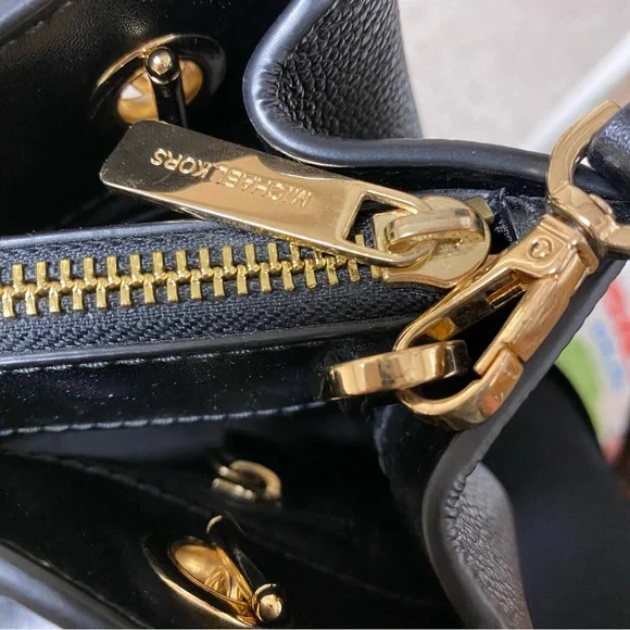 ✨HOST PICK✨Michael Kors Teagan Small Pebbled Leather Messenger Bag - Picture 13 of 14